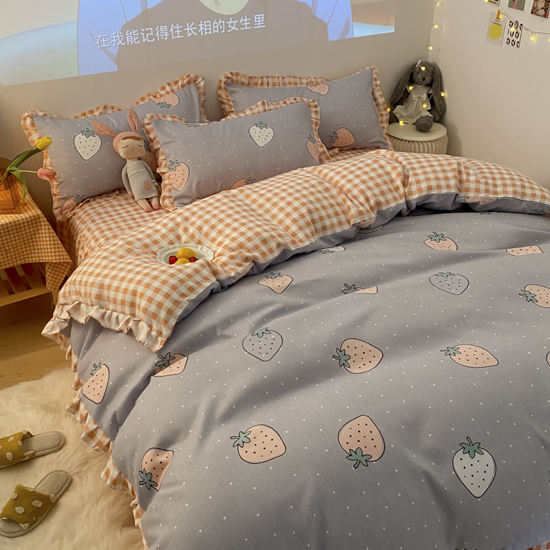 Small strawberry Korean-style lace bedside bedding Four pieces of princess girl bed linen covered with three sets of bed skirt grinding wow