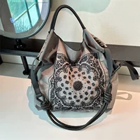 Темно -серый цветок кешью среднего размера [дайте черный ремешок для плеча поперечного тела]