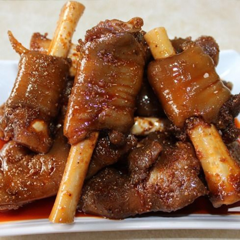 Nibble with a leg of incense and lamb feet goat's hooves fresh cooked food open bags ready-to-eat net red snacks and lazy people food convenient and quick