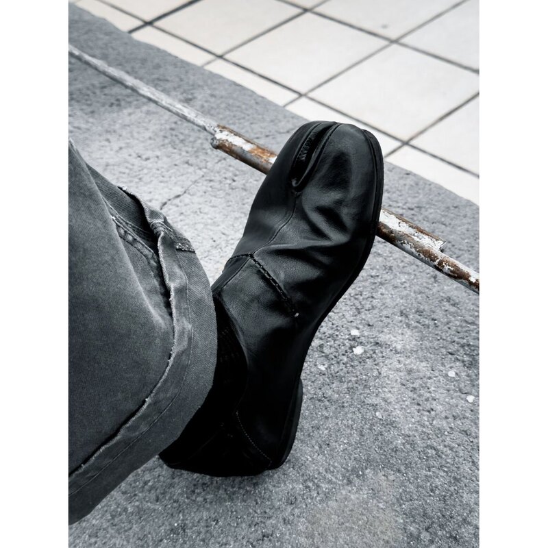 Original Dark Avant-Garde Hand-Stitched Overlock Washed Kangaroo Leather Tabi Split-Toe Shoes Original Dark Avant-Garde Hand-Stitched Overlock Washed Kangaroo Leather Tabi Split-Toe Shoes