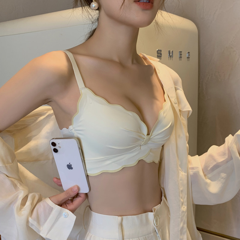 Wei Miyu small chest gathered latex underwear female no steel ring to receive the auxiliary breast anti-sagging non-marking comfortable bra set