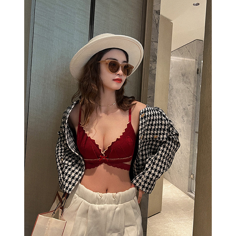 Wei Miyu small chest gathered on the support to show the big red underwear female no steel ring sexy wedding natal year underwear suit