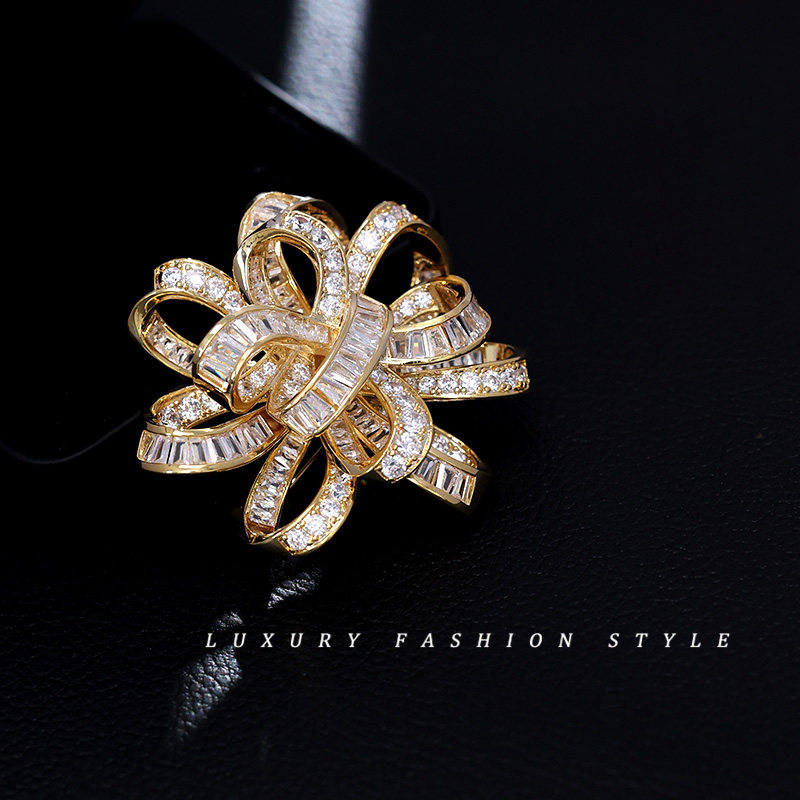 Japanese and Korean Fashion Copper Inlaid Zircon Flower Brooch, Personalized and Creative, Elegant Suit and Cheongsam Brooch Accessory, Wedding Corsage