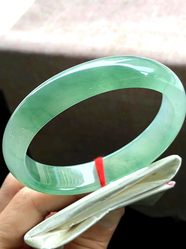 Natural Burmese jadeite bracelet is ringing the old pit A goods ice species clear water round strip floating flower jade bracelet women's model with certificate