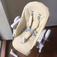 Бежевая подушка, бежевый ремень безопасности