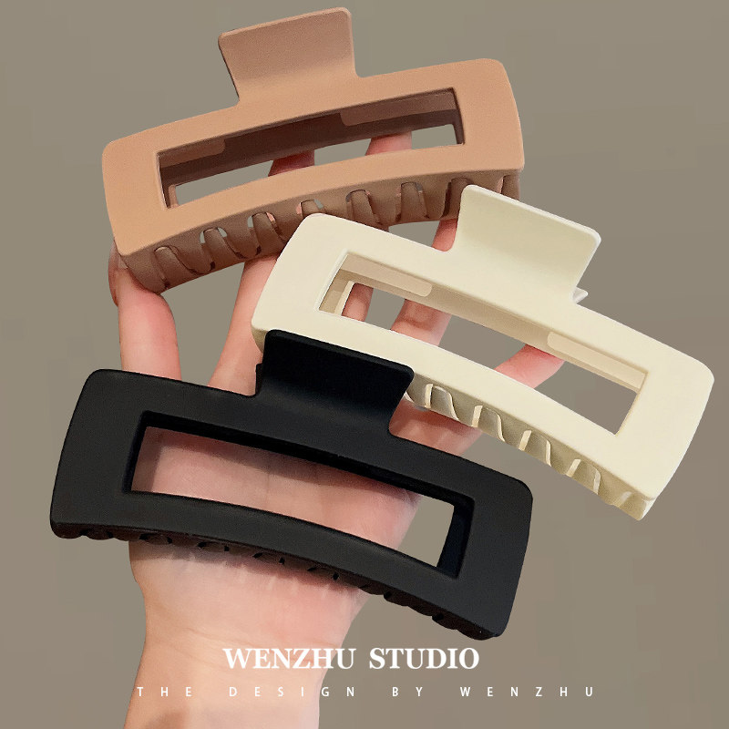 韓国風のミニマルなオーバーサイズヘアクリップ。女性向けの最新トレンドスタイルで、後頭部やアップスタイルに最適です。