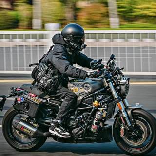 El soporte de la bolsa lateral benelli cub 800 se cuelga en la posición original del sistema para una instalación no destructiva y se puede colgar con una caja de herramientas para bidón de aceite.