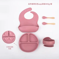 Кирпичная красная лавка Дата пяти частей набор (Bib+маленькая всасывающая чашка+чаша+деревянная вилка ложка) DM-105-7