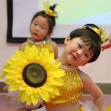 Детский день танцевального представления на церемонию открытия игр подсолнечника.