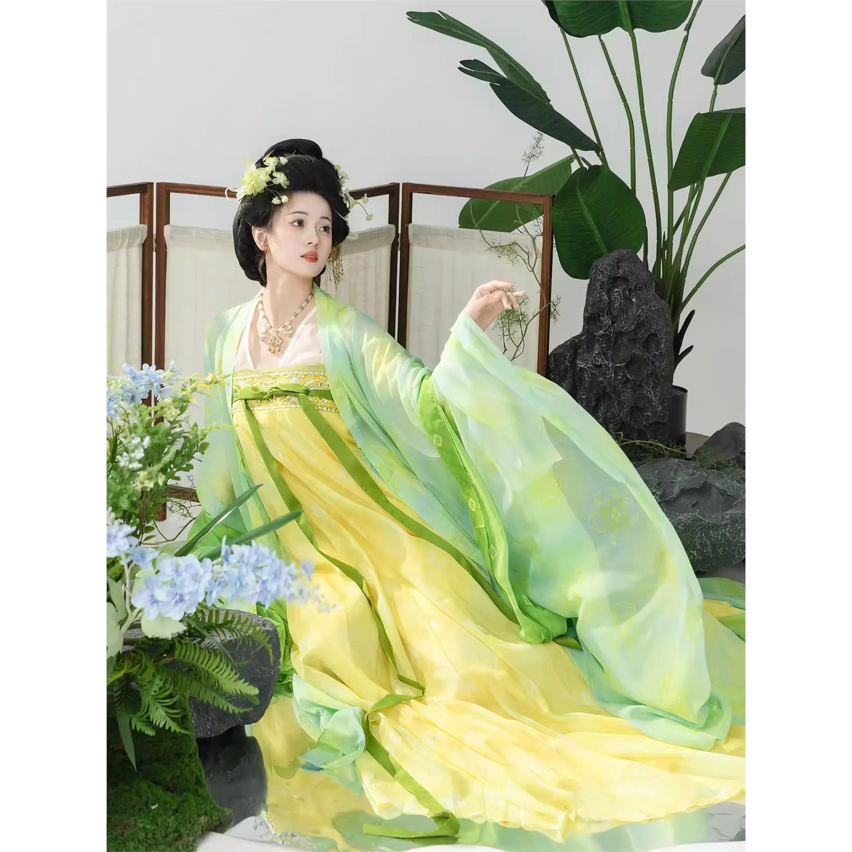 Spring and summer green Tang style chest-length undershirt original
