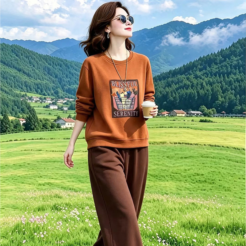 Original Brand Flagship Store for Women's Fashion: Stylish and Trendy Printed Sports Sweatshirt Paired with Casual Sweatpants for Moms, Autumn Collection