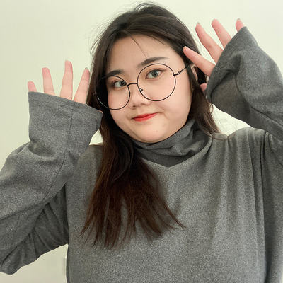 A oversized 300-pound German fleece thickened and fleece base layer for women in the 2025 autumn/winter season, with a semi-high neck and long-sleeved T-shirt underneath