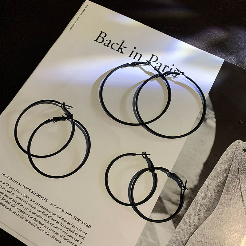 European and American exaggerated circle earrings female simple temperament black cold wind big earrings 2021 new trendy ear jewelry