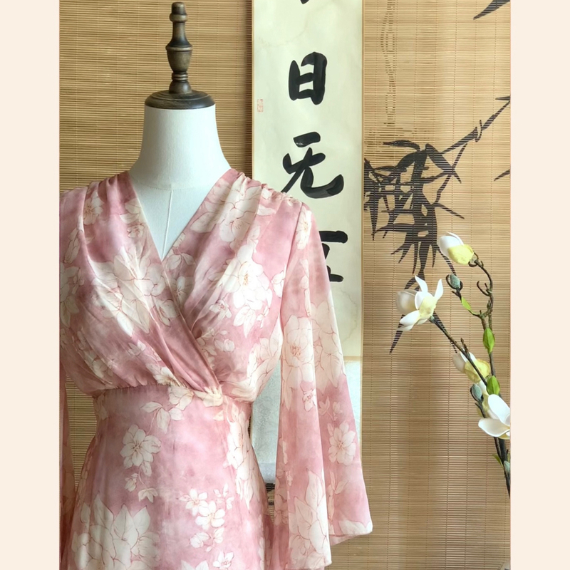【Pink Rose】New Chinese-Style Pink Chiffon Dress with V-Neck, Waist-Cinching, Elegant and Beautiful, Gentle Vacation Dress 【Pink Rose】New Chinese-Style Pink Chiffon Dress with V-Neck, Waist-Cinching, Elegant and Beautiful, Gentle Vacation Dress