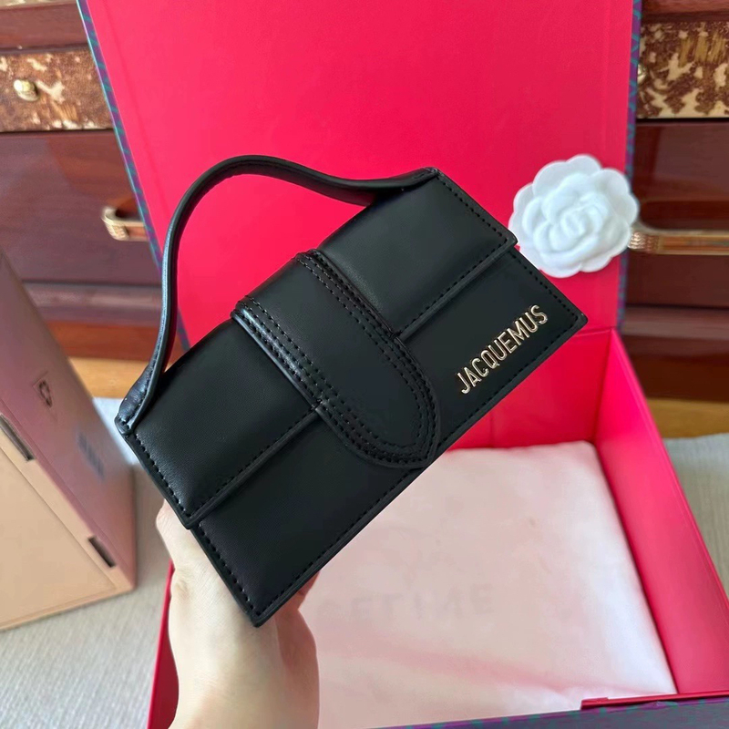 Jacquemus Medium-Sized French Fashion Versatile Flap Bag with Textured Design, Crossbody Small Square Bag, Handbag, Shoulder Bag, Underarm Bag