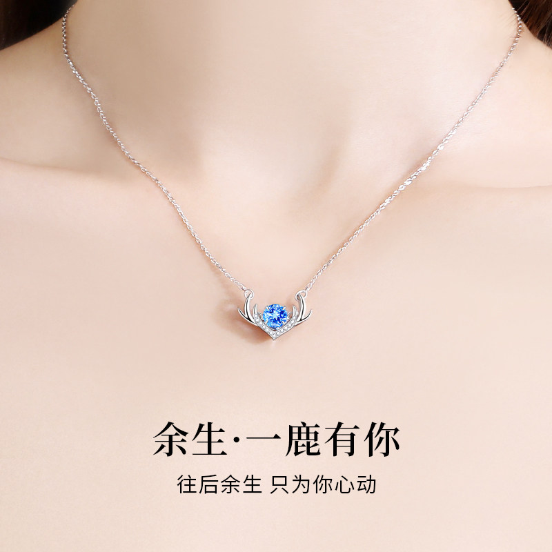 A deer has your necklace for a New Year's gift girl to give a girlfriend a birthday gift
