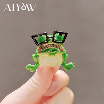 Ai Yingwei Japanese brooch lovers cute frog prince alloy personality anti-light pin design accessories