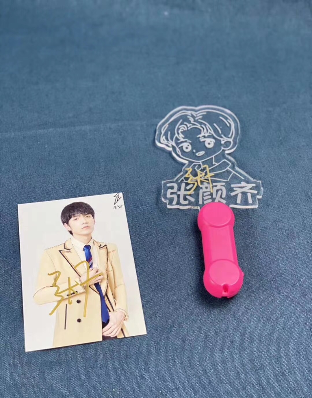 R1SE member Zhang Yan's pro-pen name photo of the pro-sign fans should aid the lights and the surrounding fidelity