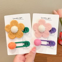 Два кусочка маленьких коричневых цветов+маленькие розовые цветы.