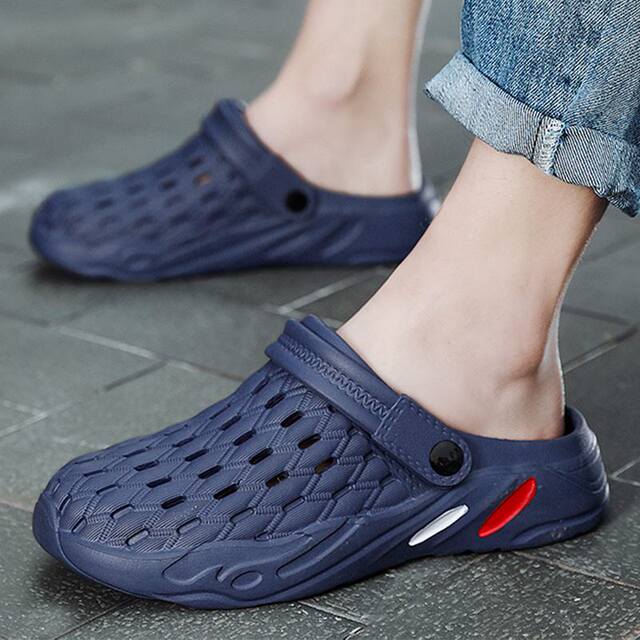 ເກີບ Croc ຂອງຜູ້ຊາຍ Trendy ເກີບແຕະກາງແຈ້ງສ່ວນບຸກຄົນ Sandals Dual-Purpose Sandals ໃນຄົວເຮືອນທີ່ບໍ່ເລື່ອນ Summer Baotou Beach Sandals