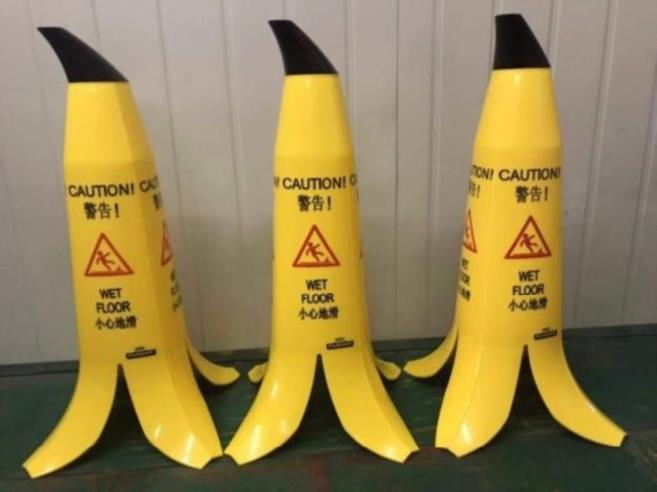 Dressing room early education center warning sign shopping mall empty warning column warning do not park park exhibition hall banana peel cone