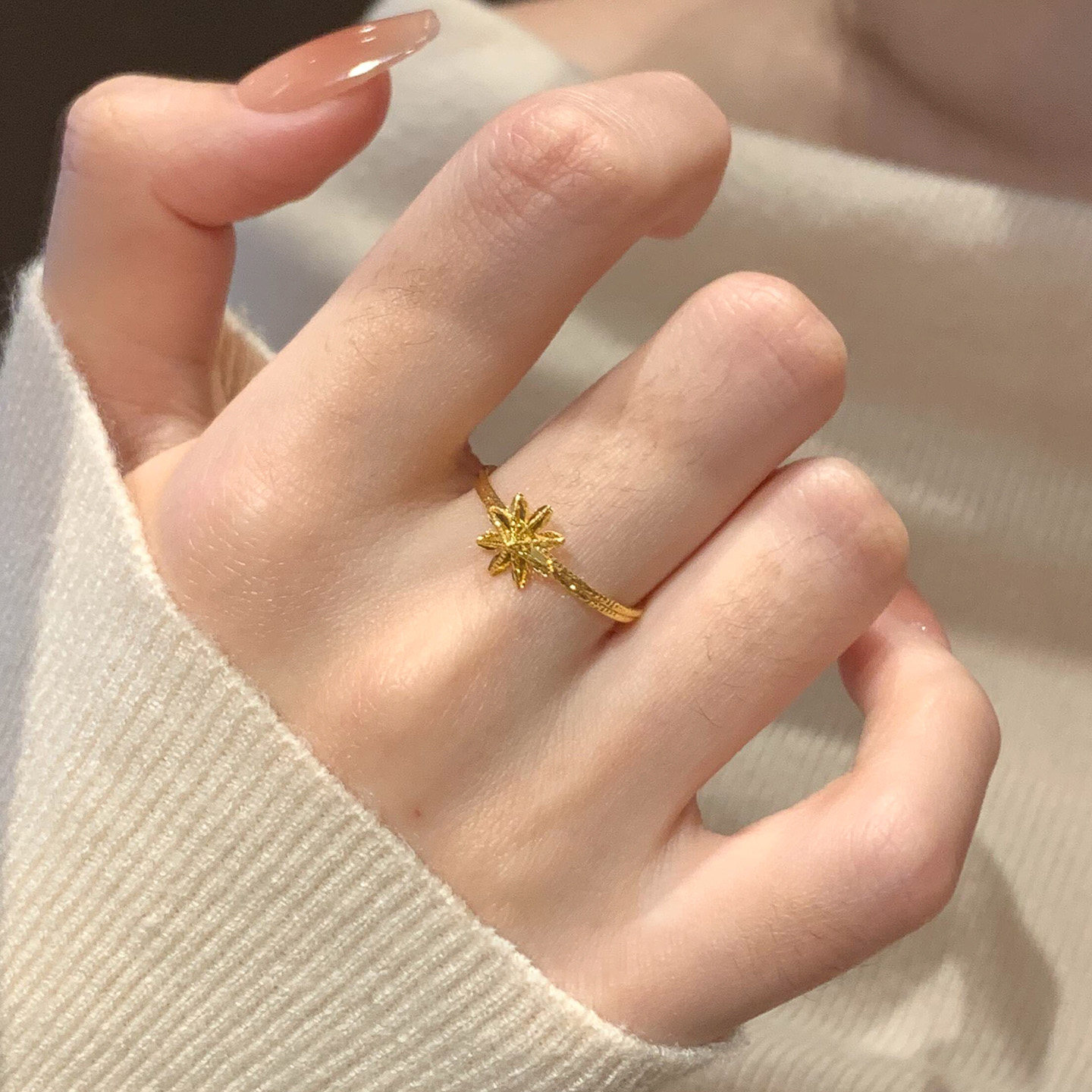 Flashing golden eight-pointed star ring for women, light luxury and high-end sense