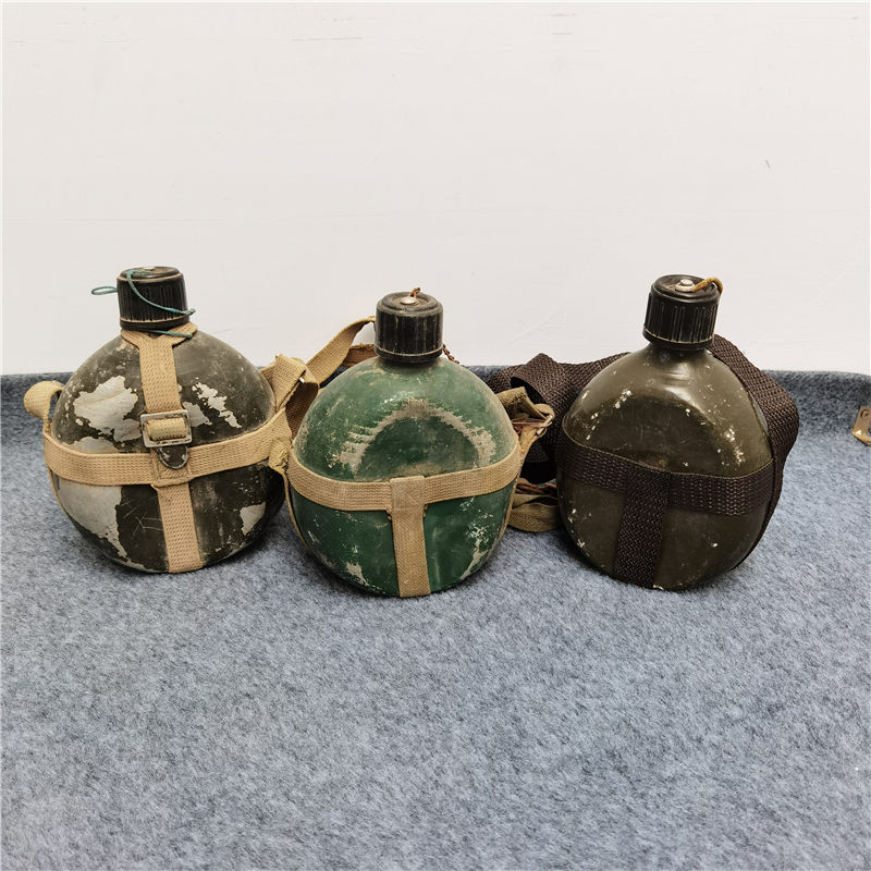 Old Military Canteen, Vintage Aluminum Water Bottle, Aluminum Military Green Nostalgic Collectible, Cultural Revolution Aluminum Bottle, Film Prop Decoration Old Military Canteen, Vintage Aluminum Water Bottle, Aluminum Military Green Nostalgic Collectible, Cultural Revolution Aluminum Bottle, Film Prop Decoration