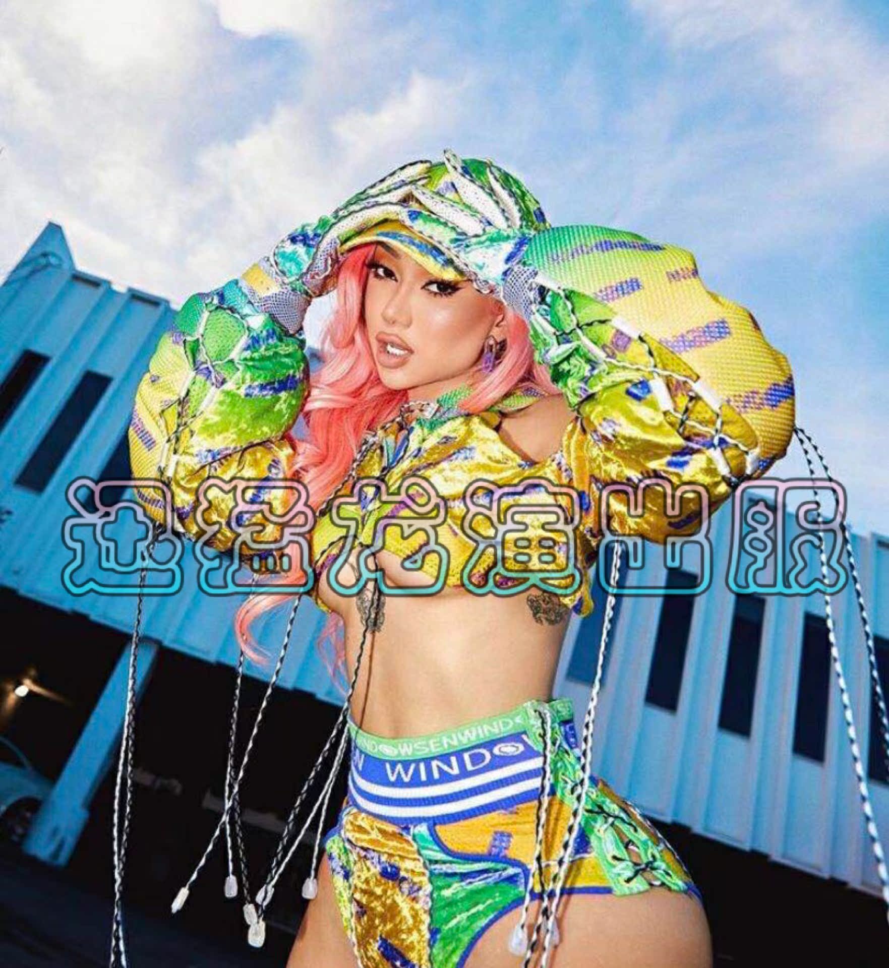 Xun Menglong to perform fashion sports suit gogo bar nightclub party atmosphere interactive overbearing tour