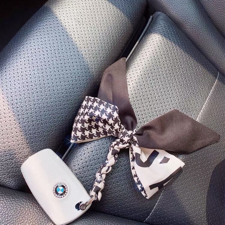 Silk scarf key buckle silk towels hand woven butterfly knots horseshoe buckle lock key chain pendant decorative items