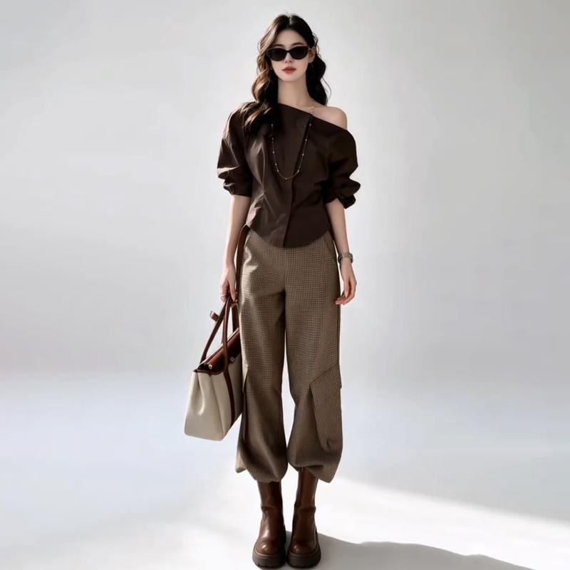 Korean Style, Very Stylish Early Autumn Outfit, Complete Set, 2026 New Coffee-Colored Off-Shoulder Top and Casual Pants Set for Women