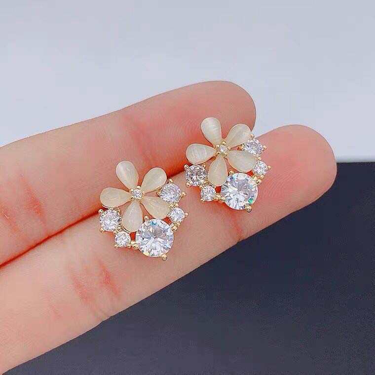 Delicate ultra-fairy Temperament Earrings 2022 New Tide Actresses Pure Silver Earrings Superior Sensation Light Lavish Summer Ear Accessories