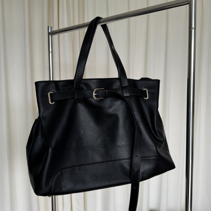 Satis' Black Waterfall' Belt Deconstructed Oversized Dark Pu Leather Crossbody Bag for Travel and Commuting, Niche Style Satis' Black Waterfall' Belt Deconstructed Oversized Dark Pu Leather Crossbody Bag for Travel and Commuting, Niche Style