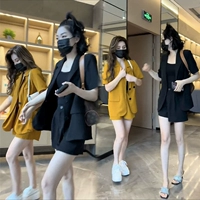 Пиджак классического кроя, черные шорты, комплект