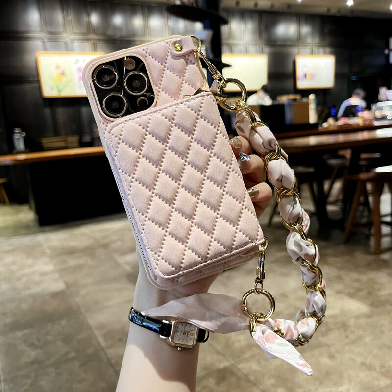 Portable Coin Purse Apple 16 Phone Case iPhone 15 Pro Silk Scarf Chain 12 Diamond Pattern 11 Chanel Style XS Max Wrist Strap Xr Chain X Chain 8 Plus Card Holder 7P Card Holder 14 Wristband 13 Compatible