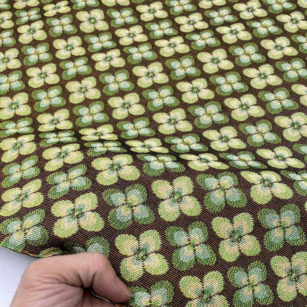 緑と茶色のカラーブロック、厚みのあるしっかりとしたシルエット、レトロな花柄ジャカード生地。春秋物の衣料品、アウター、バッグなどに最適です。