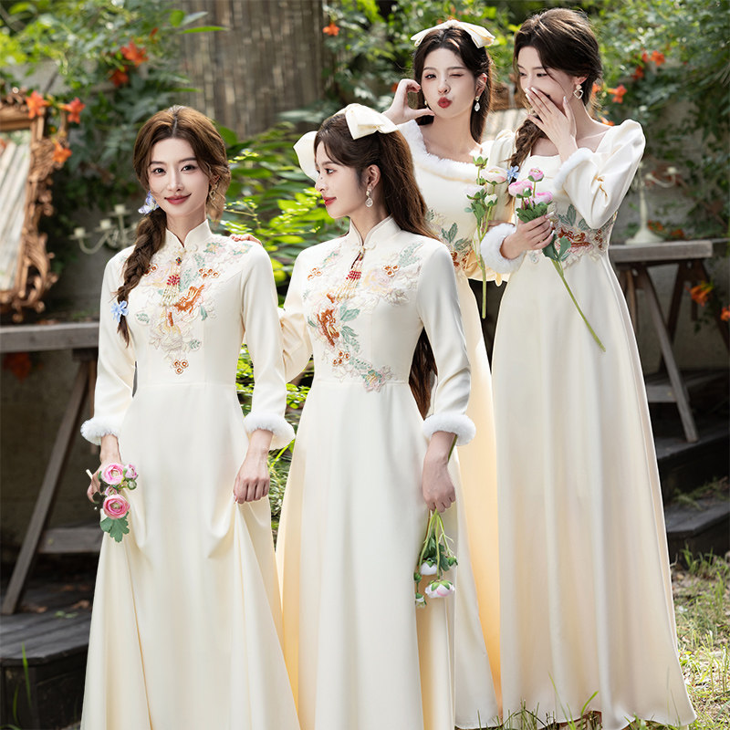 Champagne-colored bridesmaid dresses for the 2024 season: the must-have  fashion piece for your bridal