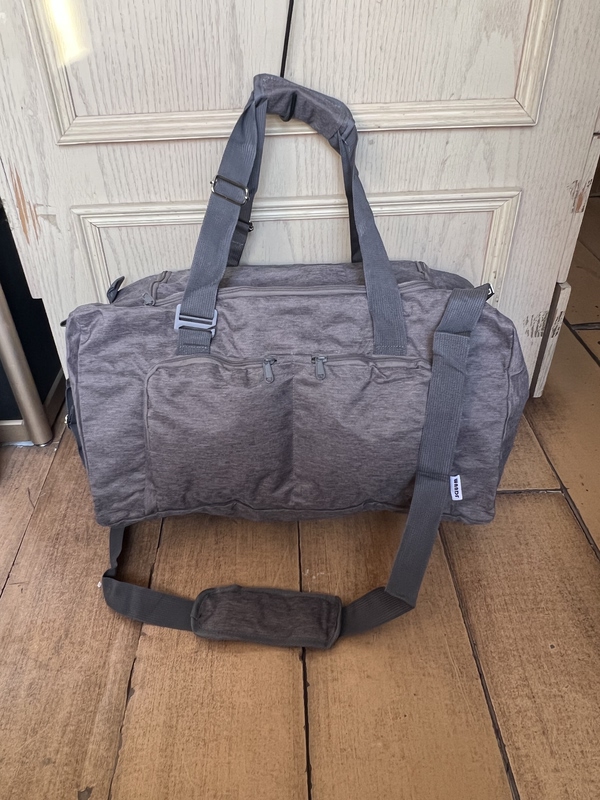 Super Cool and Versatile Gray Large-Capacity Travel Bag, Handbag, Crossbody Bag, Lightweight, Waterproof, Can Be Attached to a Trolley Case