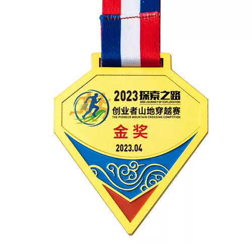 Почетная комбинация медалей по индивидуальному заказу, персонализация мероприятий, посвященных памятным событиям, и внесение в список выдающихся сотрудников сувенирной продукции