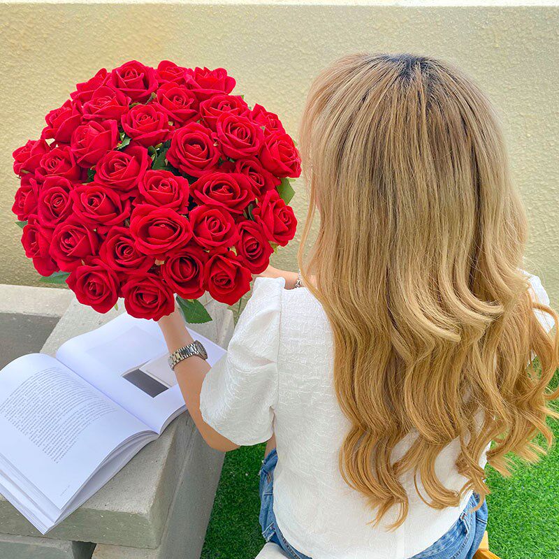 Decoration emulation Flower Rose Valentine's Day plastic bouquet hands a new floral fake floral pendulum with a garnish