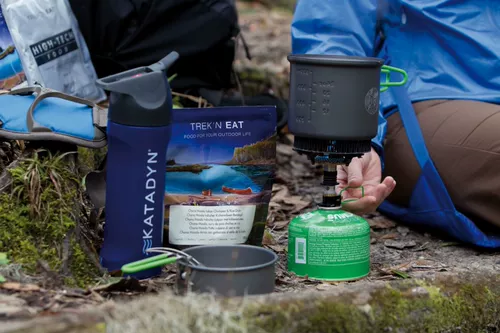 Показывал легкий походной костюм