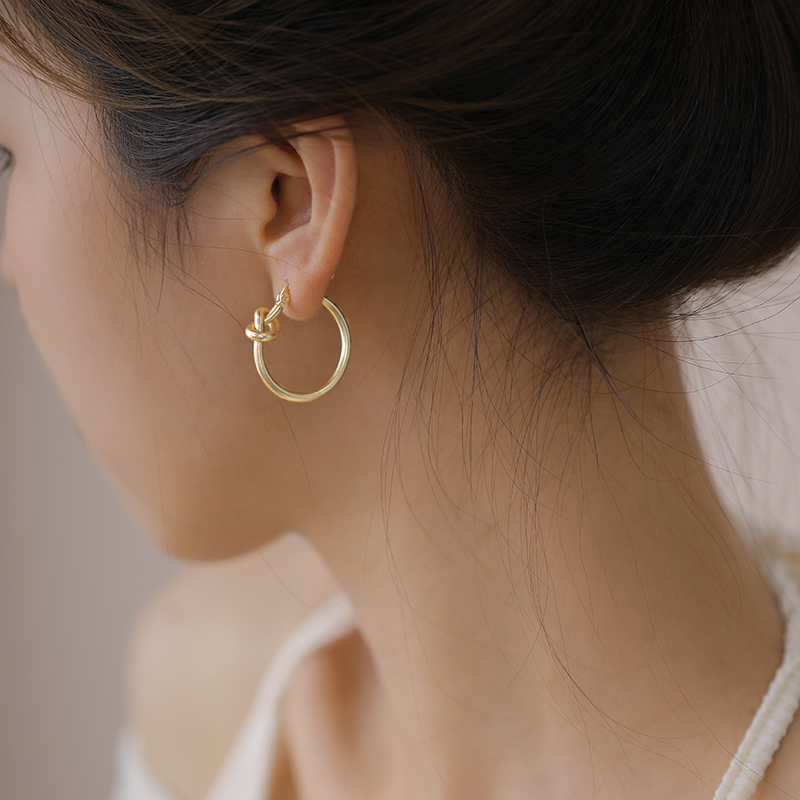 Twist earrings female summer circle metal Hong Kong style ring retro earrings 2022 new trendy temperament simple earrings