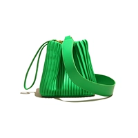 B зеленый (кроме подвески в виде цветка из яичницы)