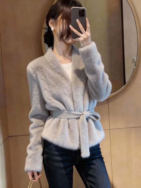 Korean-Style Elegant Outfit for a Strong Female Character: Gray Long-Sleeve Women's Top with Waist Tie, New Winter 2025 Fashion