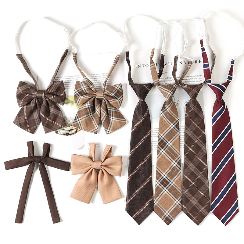 茶色と黄色のチェック柄のストライプ、ゆったりとした大学スタイルのコーヒー色のネクタイ、女性用アクセサリー、レトロな独身スーツ、蝶ネクタイ