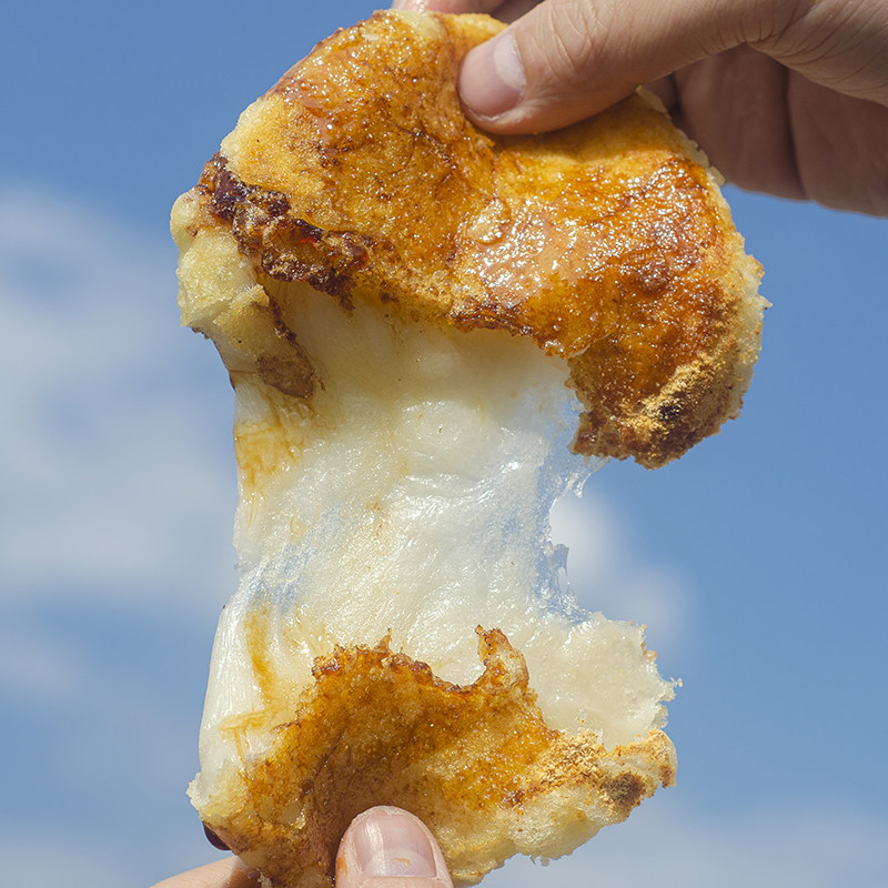 Authentic handmade hemp white glutinous rice cake soybean powder brown sugar semi-finished Guizhou farm barbecue fried donkey roll