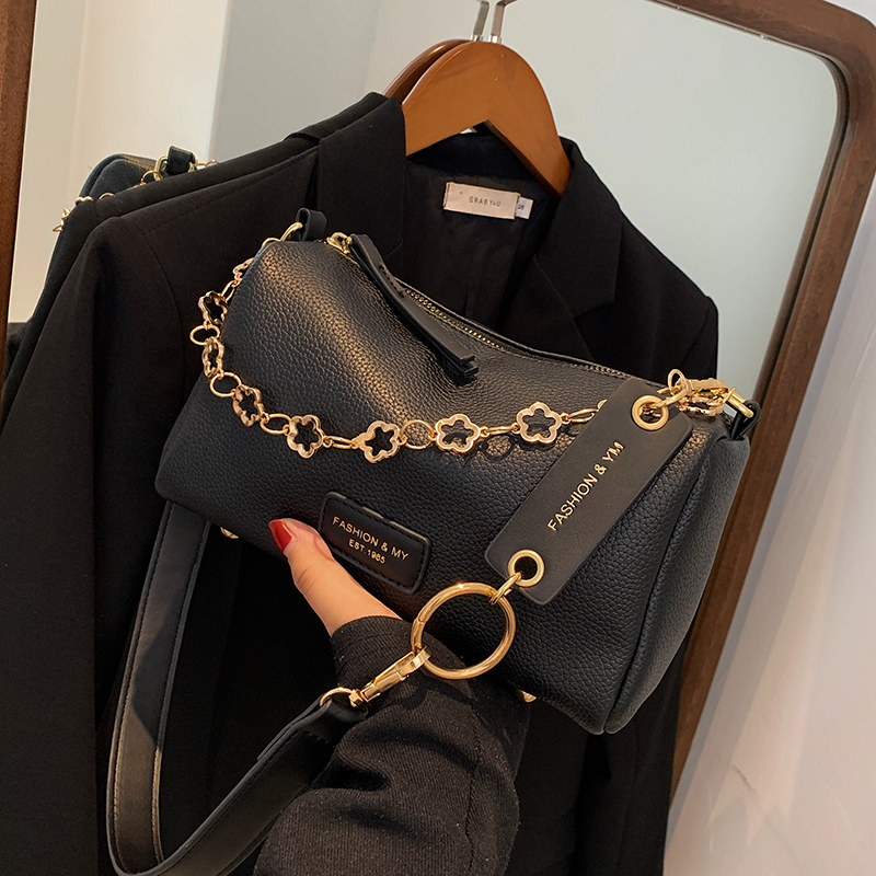 Shanghai Qingpu Outleys guests offer goodness outlets to withdraw the counter-load single-shoulder cow-leather hat