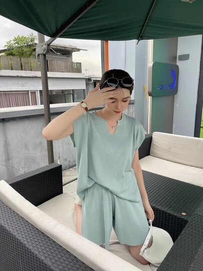 Korean Casual Sportswear Set for Women, Summer Outfit with a High-End Feel, V-Neck Short-Sleeve Top, Trendy Petite Wide-Leg Shorts Two-Piece Set