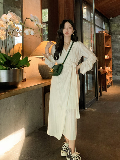 Ren Xiaoyi casual strappy off-white shirt skirt 2024 spring new dress design niche long skirt