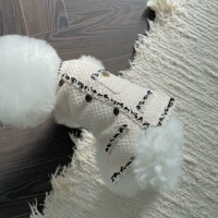 Белая куртка без рукавов, шапка, в стиле Шанель