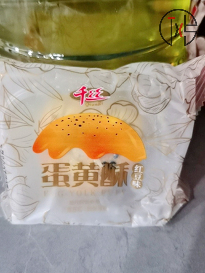 New date thousand silk salted egg yolk crisp whole box of snow lady breakfast bread to eat the national snack net red leisure snacks